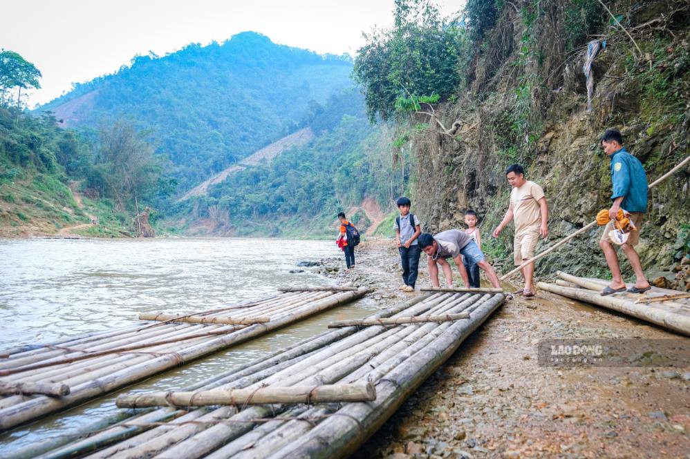Mỗi ngày, học sinh phải vượt sông đến lớp. Ảnh: Khánh Linh