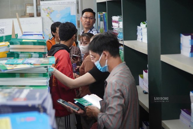 Năm học 2026-2027, TPHCM triển khai phương án hỗ trợ học sinh mượn sách giáo khoa. Ảnh: Chân Phúc.