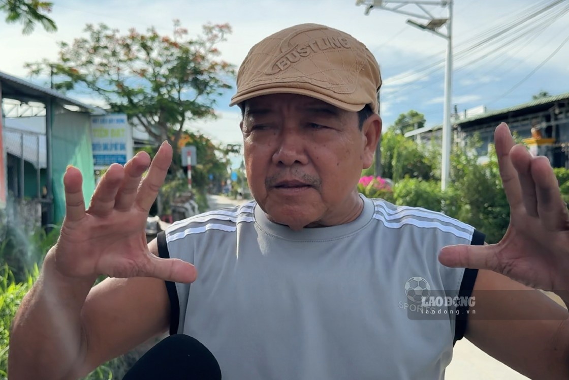 Ông Huỳnh Văn Sủng kể về những vị trí hư hỏng nặng. Ảnh: Tạ Quang