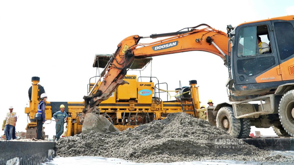 Tăng tốc thi công tại công trình nâng cấp mở rộng cảng hàng không Cà Mau. Ảnh: Nhật Hồ.