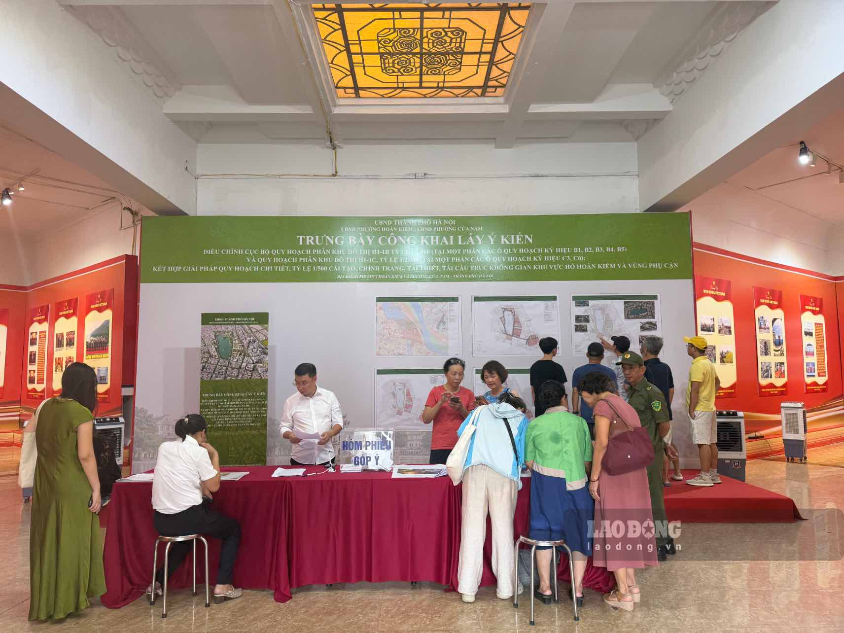 Người dân đến xem phương án điều chỉnh cục bộ Quy hoạch phân khu đô thị H1-1B, H1-1C, kết hợp giải pháp quy hoạch chi tiết tỉ lệ 1/500 nhằm cải tạo, chỉnh trang, tái thiết, tái cấu trúc không gian khu vực hồ Hoàn Kiếm và vùng phụ cận. Ảnh: Hoài Anh