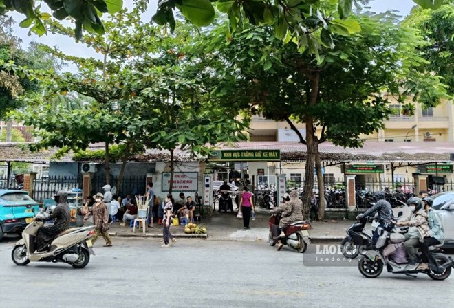 Lấn chiếm vỉa hè trước Bệnh viện Đa khoa tỉnh Thanh Hóa
