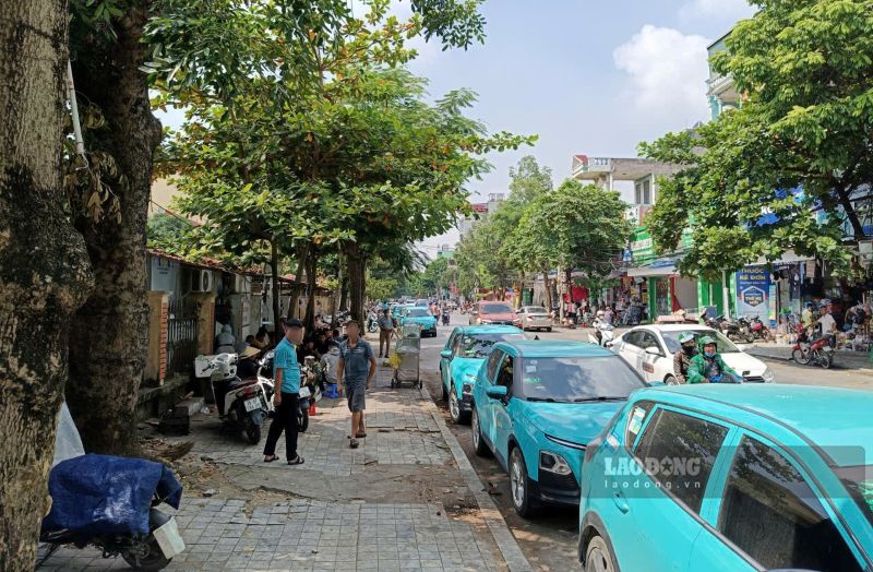 Việc hàng quán lấn chiếm vỉa hè, trong khi đó dưới lòng đường nhiều xe dịch vụ dừng, đỗ khiến dọc khu vực bờ tường của bệnh viện trở nên chật chội. Ảnh: Quách Du (chụp ngày 9.9.2026)