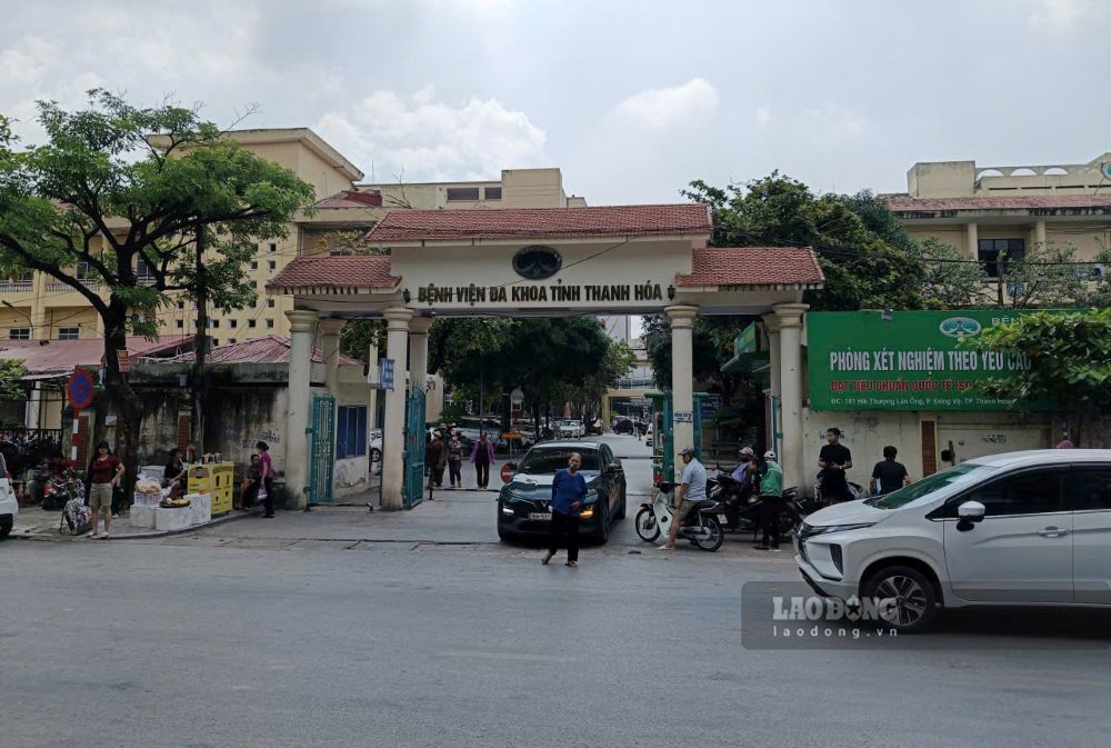 Ngay cạnh khu vực công chính và cổng phụ của Bệnh viên Đa khoa tỉnh Thanh Hóa cũng xảy ra tình trạng lấn chiếm vỉa hè để bán hàng. Ảnh: Quách Du (chụp ngày 9.9.2026)
