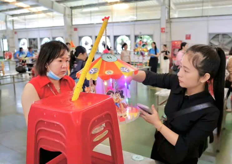 Đôi tay công nhân tạo nên những chiếc lồng đèn Trung thu đầy sắc màu. Ảnh : Công đoàn Tây Ninh tối 13.9