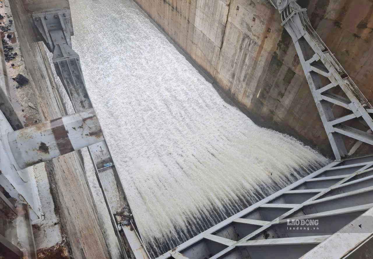 Hồ Bộc Nguyên xả tràn ngày 13.9. Ảnh: Trần Tuấn
