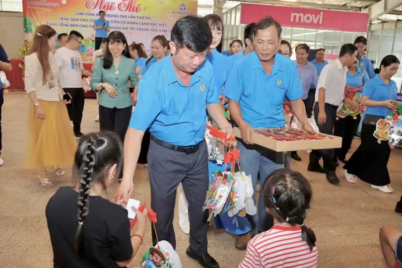 Ông Trần Lê Duy - Chủ tịch Liên đoàn Lao động tỉnh Tây Ninh trao quà Trung thu cho các con em người lao động tối 13.9. Ảnh: Công đoàn Tây Ninh