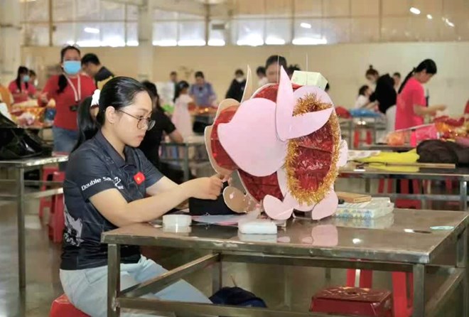 Rộn ràng những chiếc lồng đèn trung thu từ bàn tay công nhân ở Tây Ninh