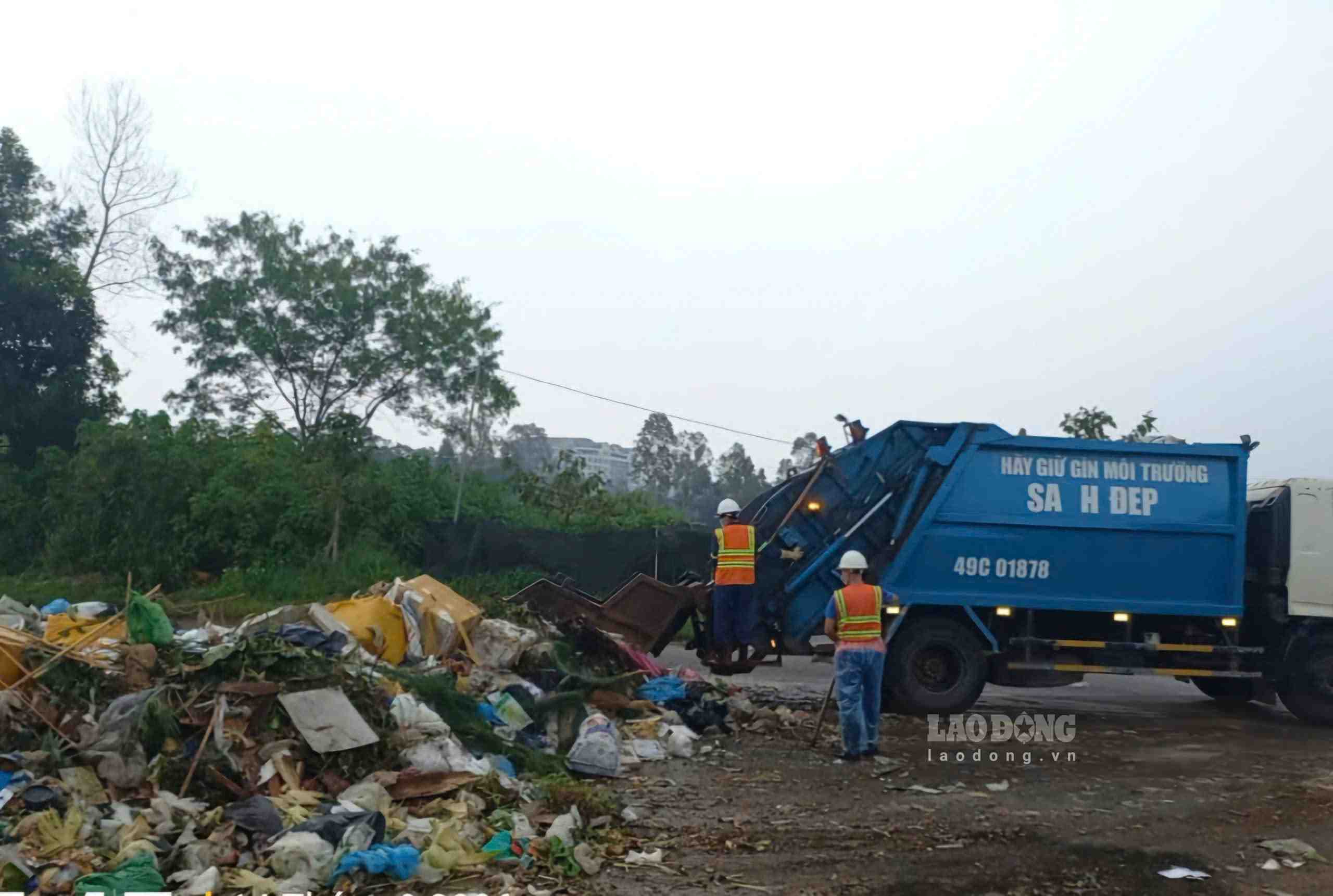 Thu gom rác ứ đọng tại khu vực hồ Nam Phương (phường 1 Bảo Lộc) vào tối 14.9. Ảnh: Phúc Khánh