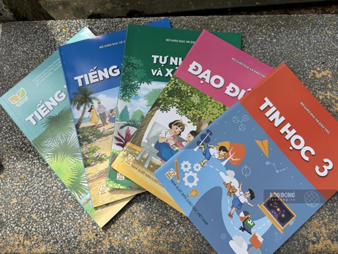 Phụ huynh vùng cao loay hoay tìm sách cho con đầu năm học. Ảnh: Khánh Linh (chụp ngày 5.9.2026)
