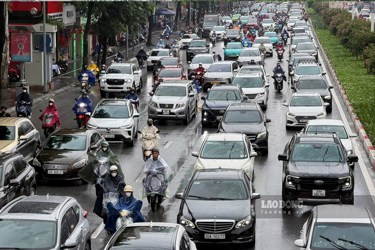 Lúc 8h15, đường Trần Duy Hưng đông đúc, các phương tiện di chuyển chậm. Ảnh: Vũ Linh - Thiều Trang