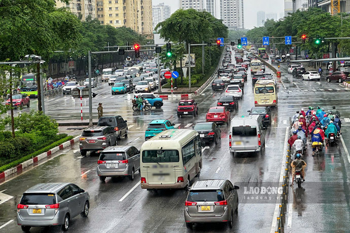 Ngày 16.9, Hà Nội tiếp tục có mưa, gây khó khăn cho người dân khi di chuyển trong giờ cao điểm. Ảnh: Tô Thế