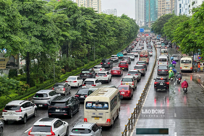 Ghi nhận lúc 7h20 trên đường Võ Chí Công, lượng phương tiện hướng đi cầu Nhật Tân lớn, xảy ra ùn ứ trên làn ô tô đoạn từ nút giao Xuân La đến nút giao Nguyễn Hoàng Tôn (hướng đi cầu Nhật Tân) và đoạn từ chân cầu Nhật Tân đến Nguyễn Hoàng Tôn (hướng vào trung tâm). Chưa ghi nhận điểm ngập úng nào trên trục đường này.