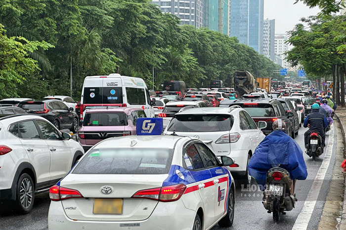 Cùng thời điểm trên, mật độ phương tiện lưu thông hướng cầu Nhật Tân vào trung tâm thành phố rất cao, ùn ứ kéo dài từ đoạn chân cầu đến nút giao Nguyễn Hoàng Tôn. Ảnh: Tô Thế