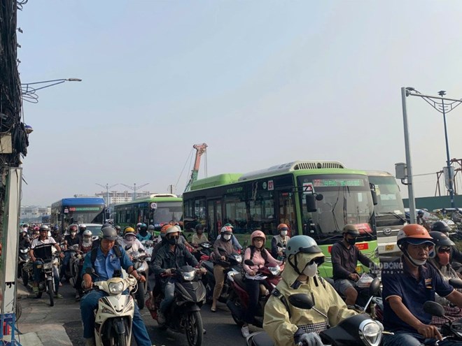 Ngày đầu điều chỉnh giao thông thi công Metro số 2: Nơi thông thoáng, nơi ùn tắc cục bộ