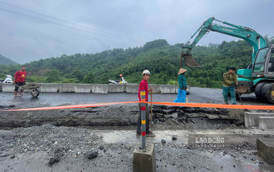 Công nhân tranh thủ thực hiện các phần việc phù hợp trong điều kiện mưa gió