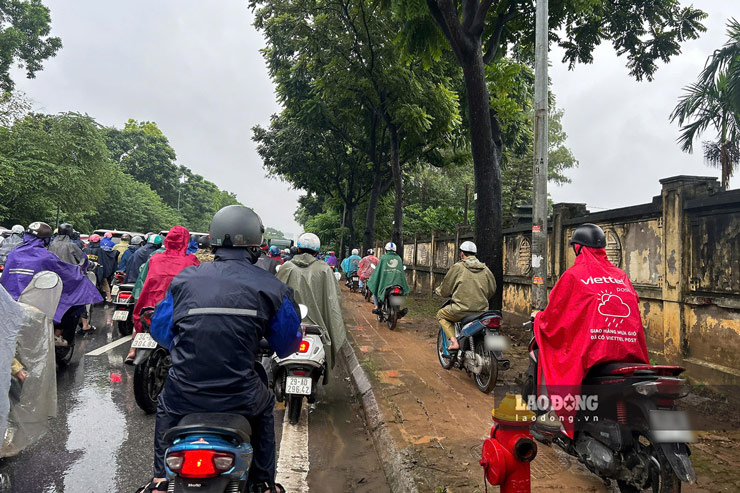 Nhiều xe máy đi lên vỉa hè để tránh đoạn đường tắc. Ảnh: Vũ Linh - Thiều Trang