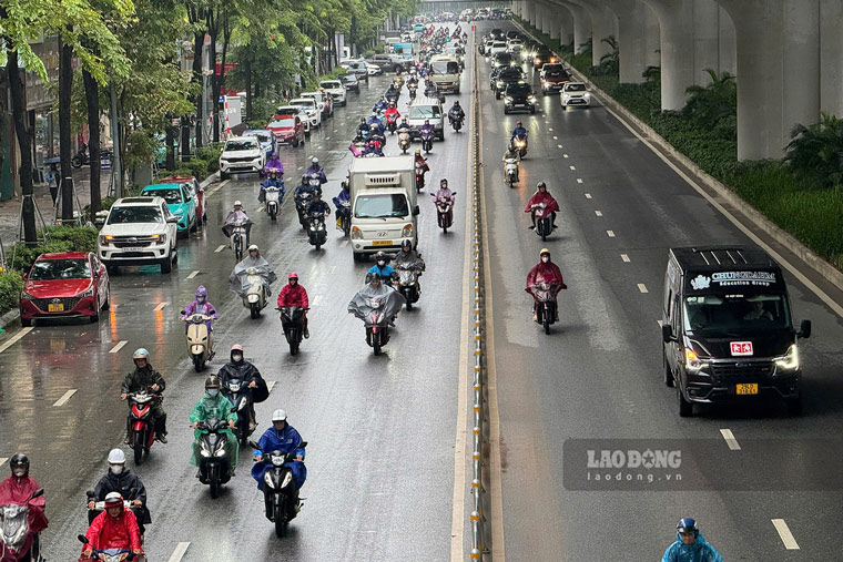 Lúc 7h55, ghi nhận tại đường Phạm Văn Đồng, các phương tiện di chuyển đông nhưng không xảy ra tình trạng ùn tắc. Ảnh: Hạnh Thơm