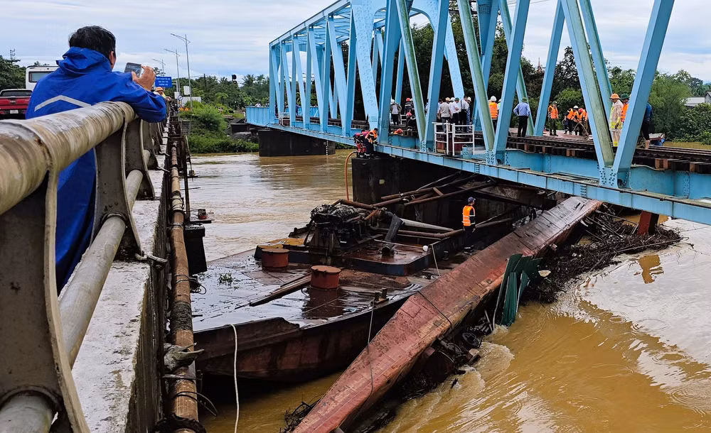 Hình ảnh sà lan va chạm và mắc kẹt vào cầu đường sắt Mỹ Chánh. Ảnh: VNR. duong-sat.png