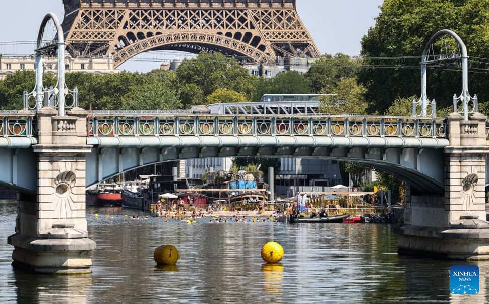 Người dân bơi trên sông Seine trong đợt nắng nóng tại Paris, Pháp, ngày 14.8.2026. Ảnh: Xinhua