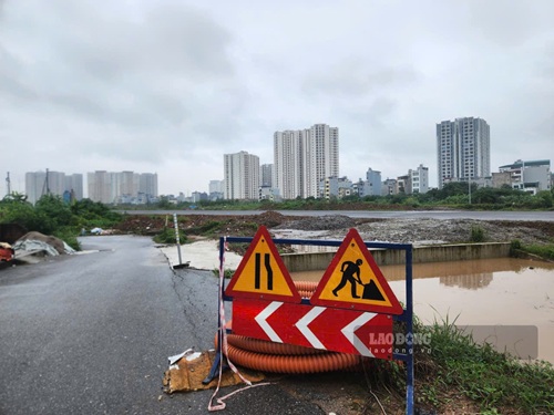 Biển cảnh báo công trường thi công nhưng thiều rào chắn. Ảnh: Trang Khanh chụp ngày 17.8.2026