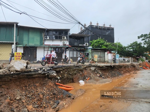 Tuyến đường bờ mương kênh La Khê đang thi công rào chắn sơ sài không đảm bảo an toàn. Ảnh: Trang Khanh chụp 17.9.2026