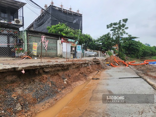 Công trình thi công không đảm bảo an toàn cho người tham gia giao thông. Ảnh: Trang Khanh