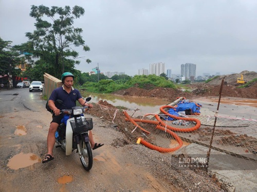 Rào chắn công trường sơ sài, nguy cơ tai nạn rình rập. Ảnh: Trang Khanh chụp 17.9.2026