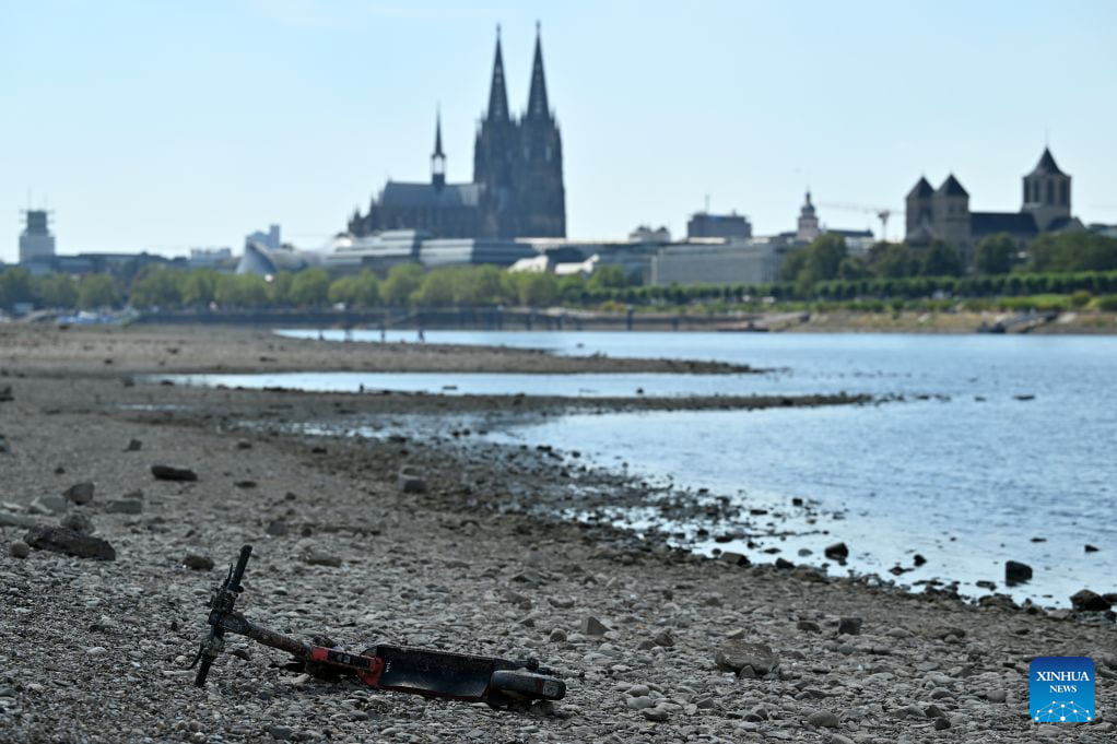 Tình trạng hạn hán kéo dài đã khiến mực nước sụt giảm tại sông Rhine ở Cologne, Đức ngày 10.8.2026. Ảnh: Xinhua