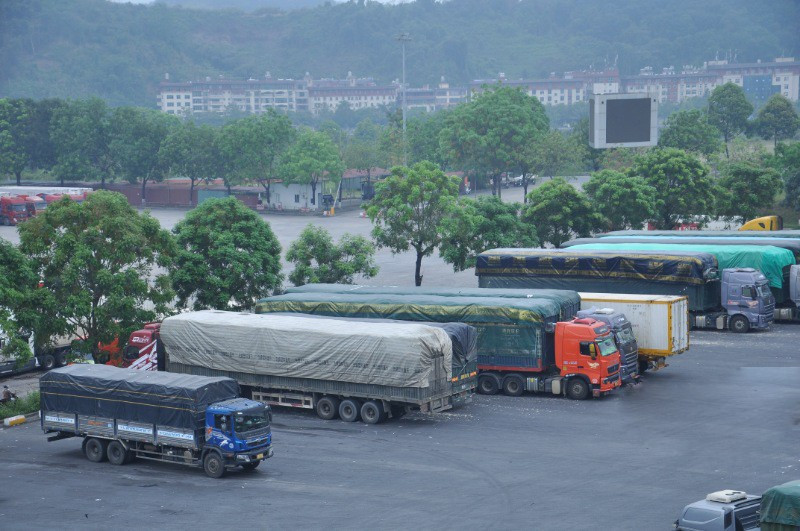 Hoạt động xuất nhập khẩu sôi động tại Cửa khẩu Quốc tế đường bộ số II Kim Thành. Ảnh: laocai.gov.vn cua-khau-kim-thanh.jpg