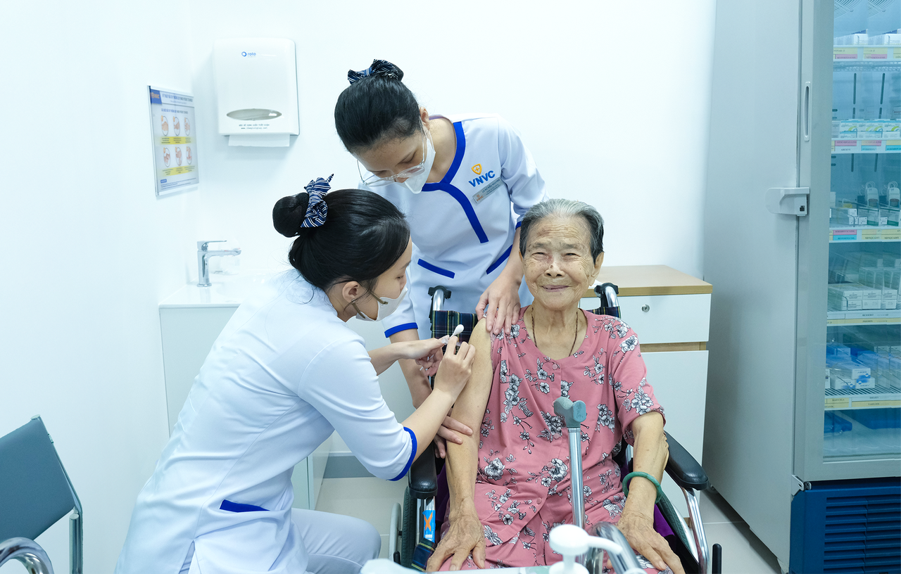 Tại Việt Nam, VNVC triển khai tiêm nhiều vắc xin quan trọng của Pfizer như phế cầu, RSV, não mô cầu… Ảnh: VNVC