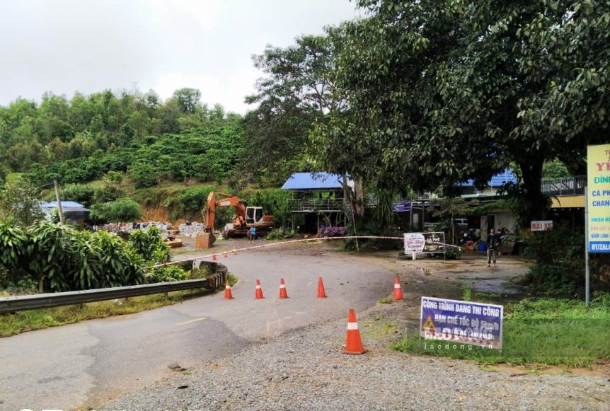 Lực lượng chức năng chốt chặn điều tiết giao thông cấm phương tiện qua đèo Gia Bắc cả hai chiều. Ảnh: Phúc Khánh (Ảnh chụp chiều 24.9)