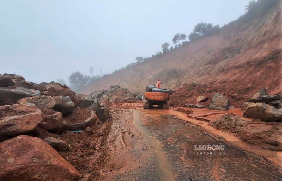 Sạt lở vào chiều 23.9 khiến hàng trăm khối đất đá đổ tràn xuống đường làm giao thông trên đèo Gia Bắc tê liệt cả hai chiều. Ảnh: Phúc Khánh