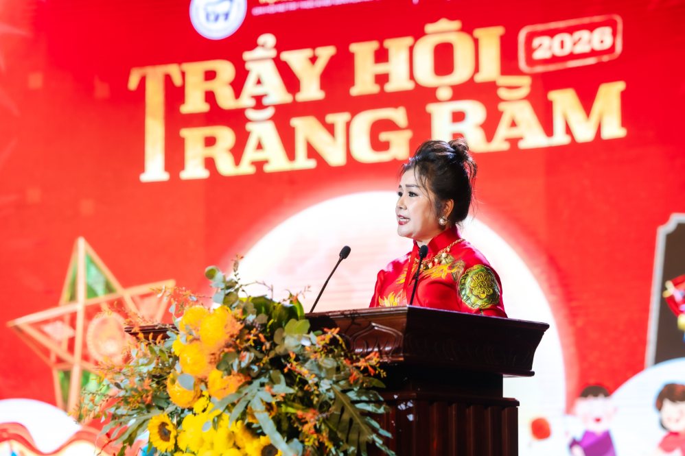 NSND Lệ Ngọc - đại diện Chi hội Nữ trí thức khối Văn hóa - Nghệ thuật, Trưởng Ban tổ chức chương trình - chia sẻ tại sự kiện. Ảnh: Ban tổ chức.