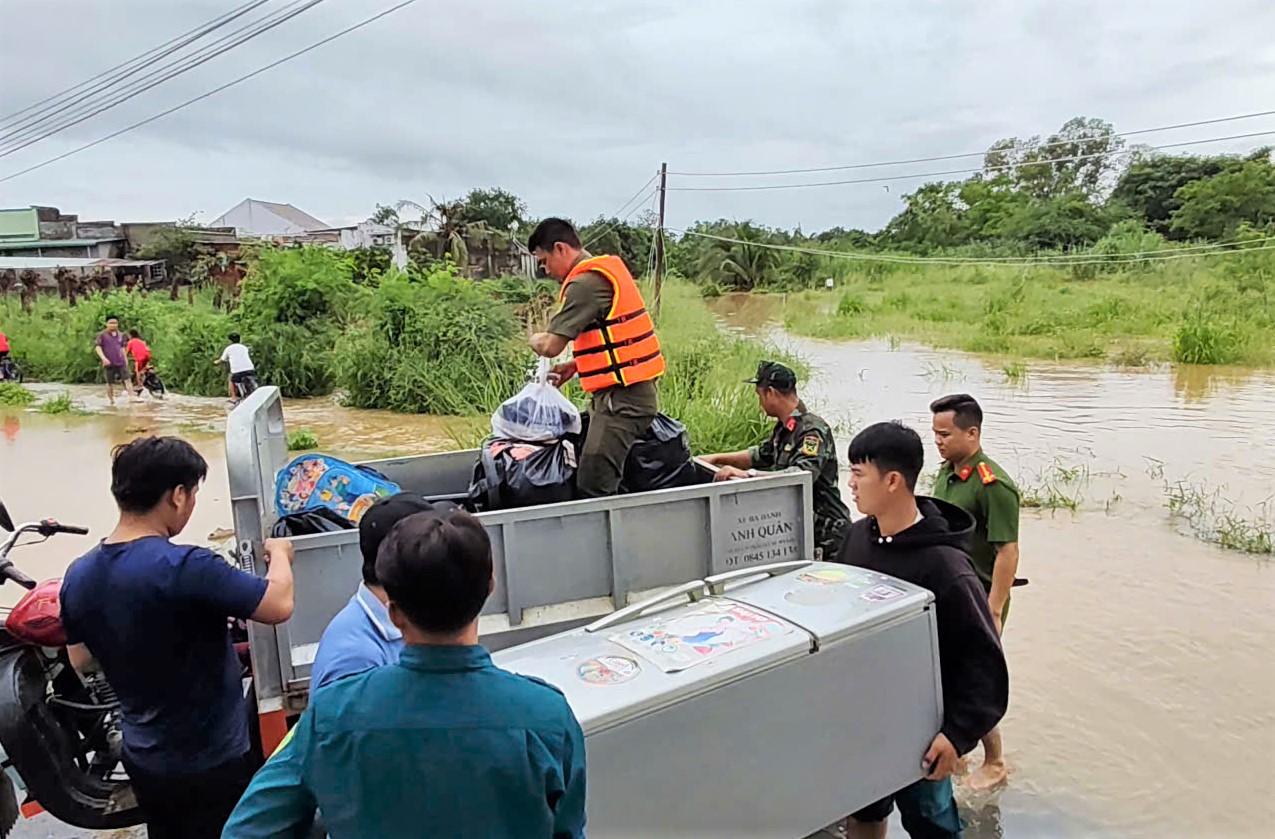 Các lực lượng hỗ trợ người dân các xã phía Đông tỉnh Lâm Đồng di dời tài sản khỏi khu vực ngập sâu. Ảnh: Nhi Nhi (Ảnh chụp ngày 24.9)