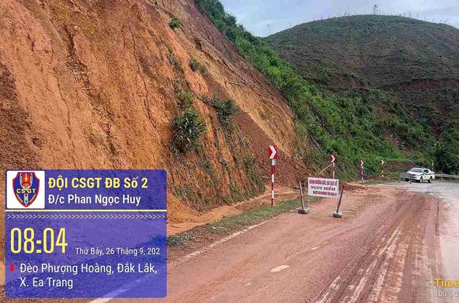 Đất đá tràn xuống Quốc lộ 26 đoạn qua Đèo Phượng Hoàng ở Đắk Lắk