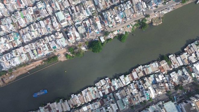 Nhà nứt, triều cường dâng ngập sàn, người dân bờ Nam kênh Đôi mong sớm di dời