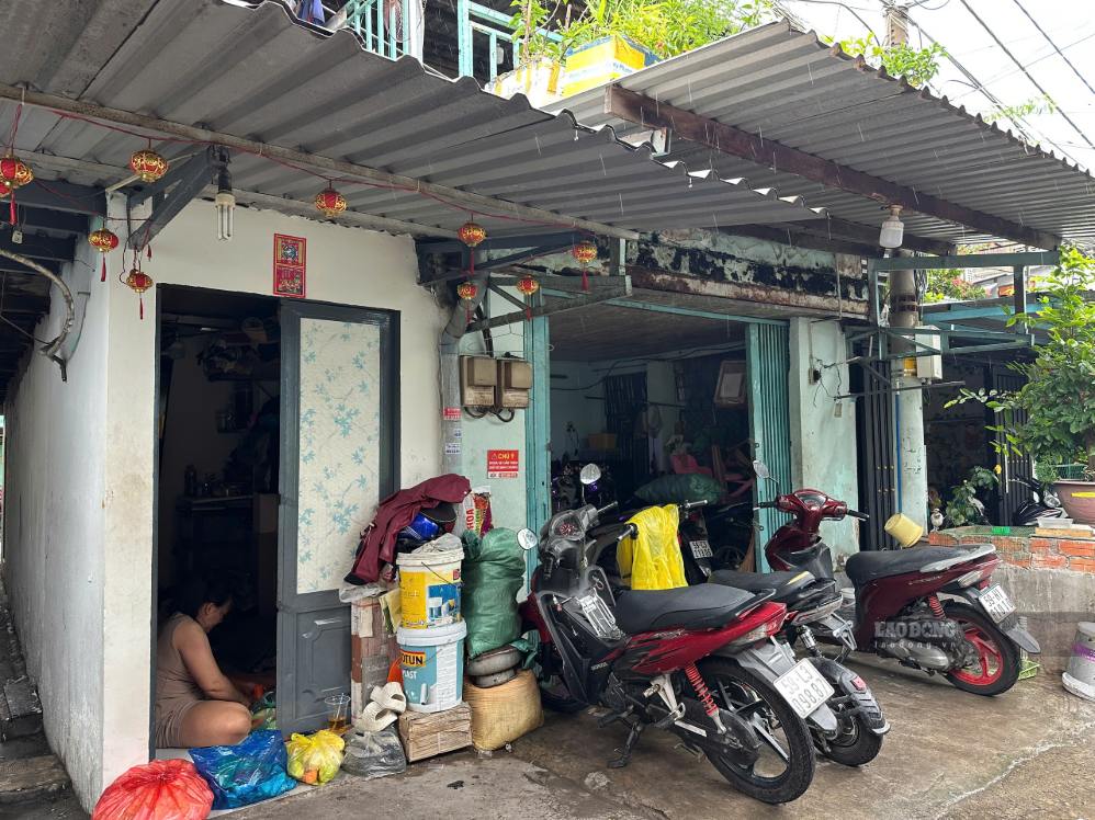 Con hẻm 1280 đường Phạm Thế Hiển (phường Chánh Hưng) là nơi nhiều hộ dân lao động nằm trong diện di dời cho dự án chỉnh trang bờ Nam kênh Đôi. Ảnh: Minh Tâm (chụp ngày 24.9)