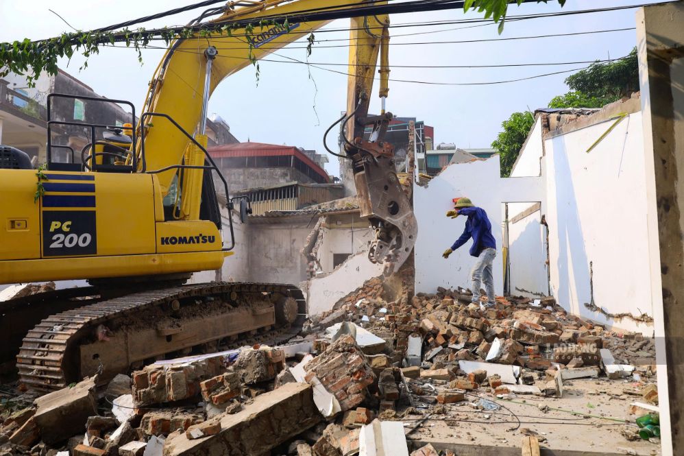Máy móc phá dỡ công trình trong phạm vi dự án. Ảnh: Sóng Hữu