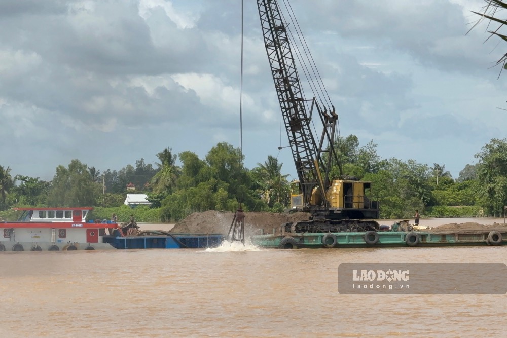 Khai thác cát trên sông Hậu. Ảnh chụp vào ngày 5.9.2026 - Nhóm PV.