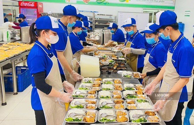 Nhiều trường học đã tổ chức đấu thầu, cung cấp suất ăn bán trú theo hình thức hiện đại, đảm bảo an toàn vệ sinh thực phẩm. Ảnh: Hữu Long