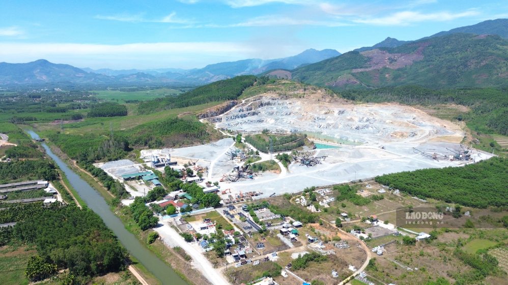 Ngày 25.9.2026, lãnh đạo UBND tỉnh Quảng Ngãi ký Quyết định nâng công suất khai thác mỏ đá An Hội thêm 125.000m³ trong năm 2026, ưu tiên cung cấp cho 21 dự án đầu tư công. Ảnh: Viên Nguyễn chụp ngày 15.9.2026
