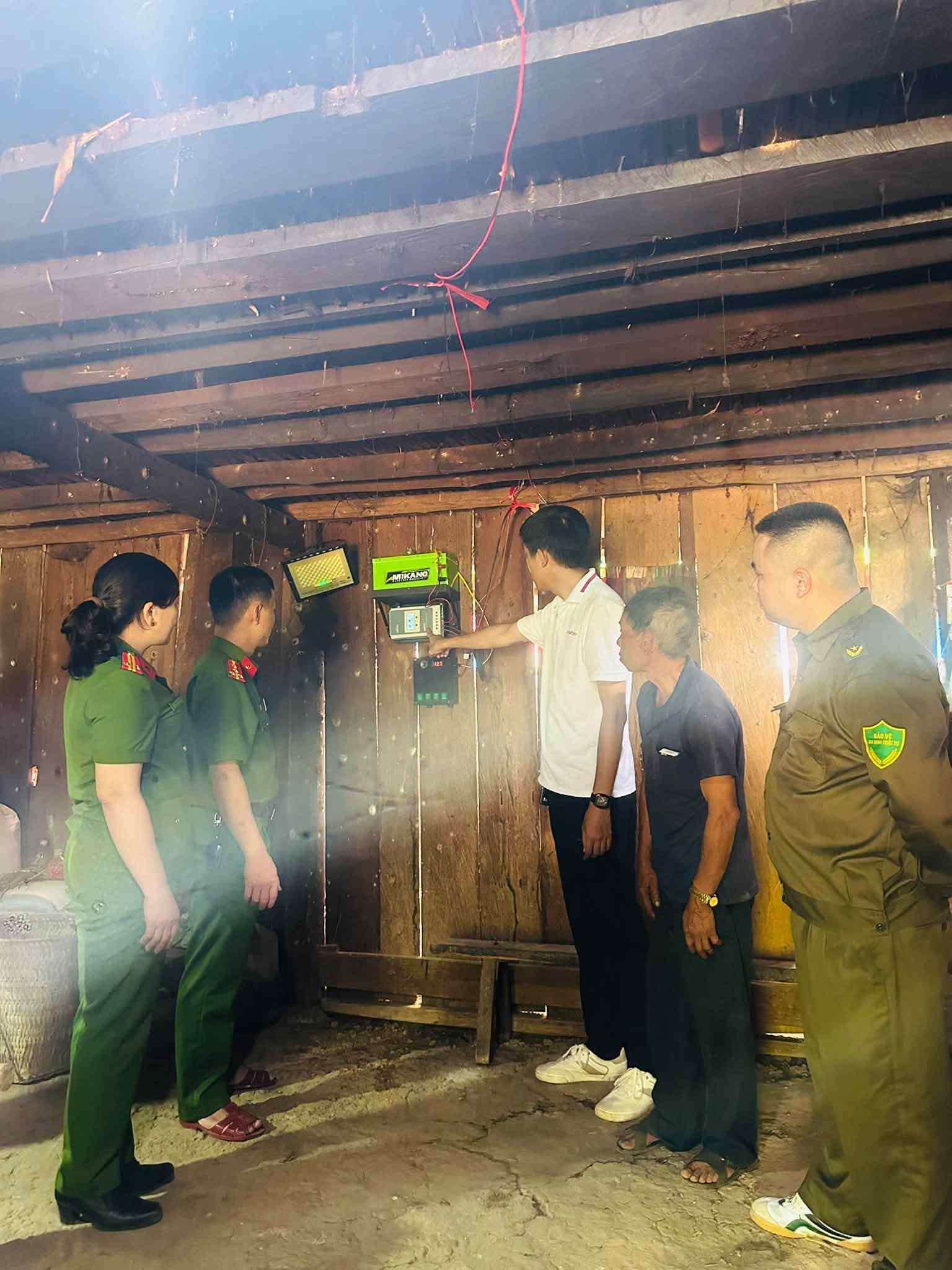 Hệ thống điện năng lượng mặt trời giúp ánh sáng đến những bản làng vùng cao. Ảnh: Công an xã Hòa An