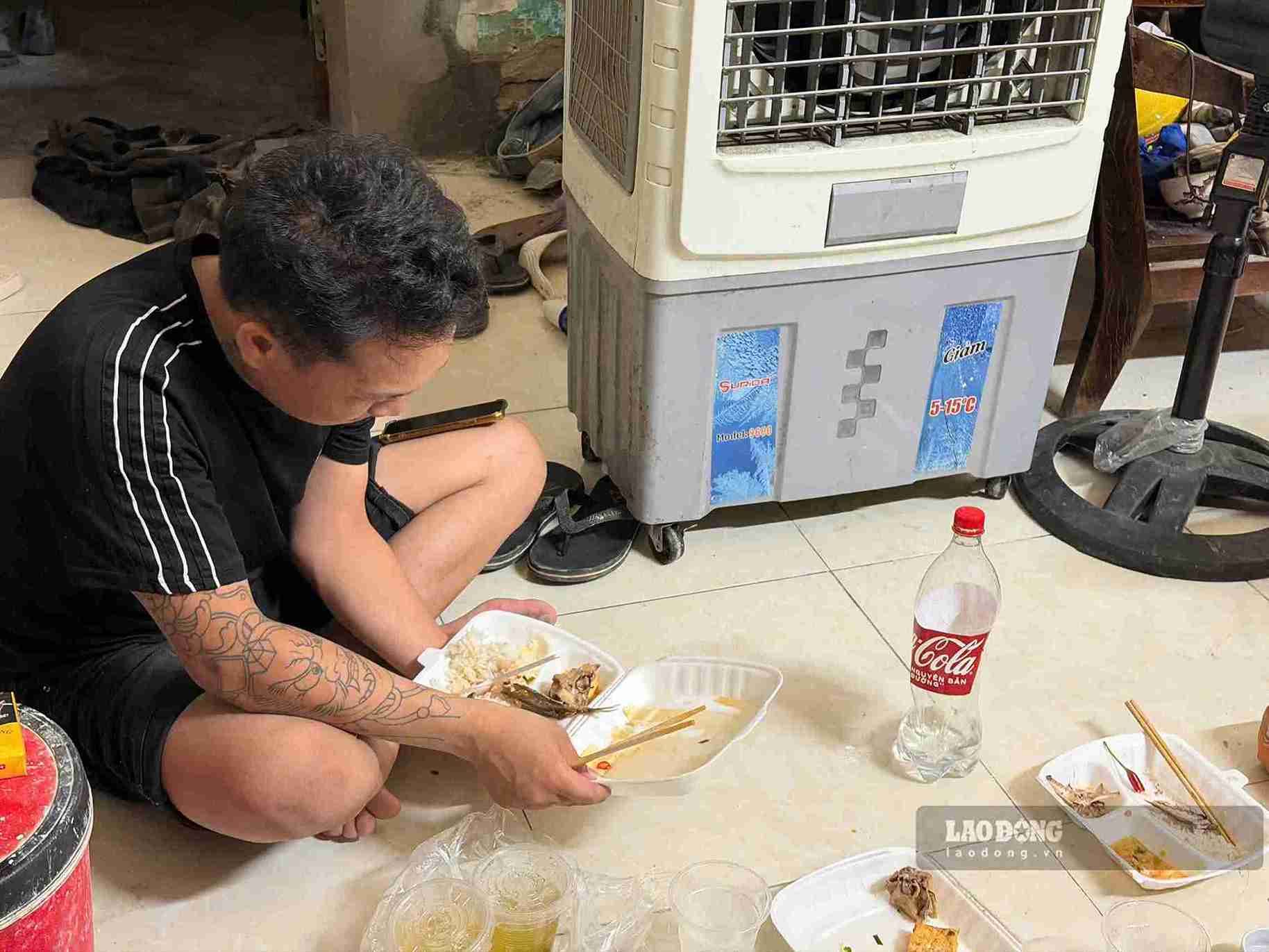Bữa cơm hộp giản dị của Thào A Lù trong những ngày làm việc xa quê.