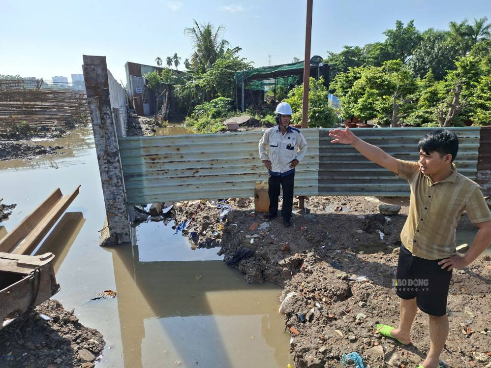 Khu vực thi công Vành đai 2 TPHCM được cho là một trong những nguyên nhân gây ngập. Ảnh: Minh Quân