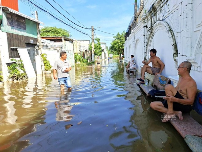 Hàng trăm nhà dân ở TPHCM ngập qua đêm, sáng ra vẫn chìm trong nước