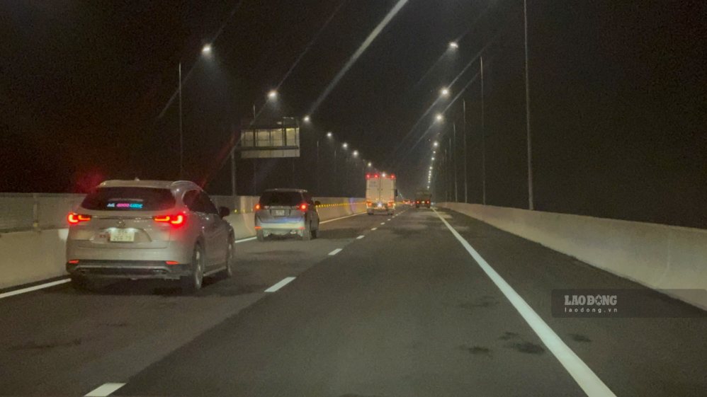 Các phương tiện nối đuôi nhau vào cao tốc Bến Lức - Long Thành. (Ảnh chụp ngày 1.10). Ảnh: HAC