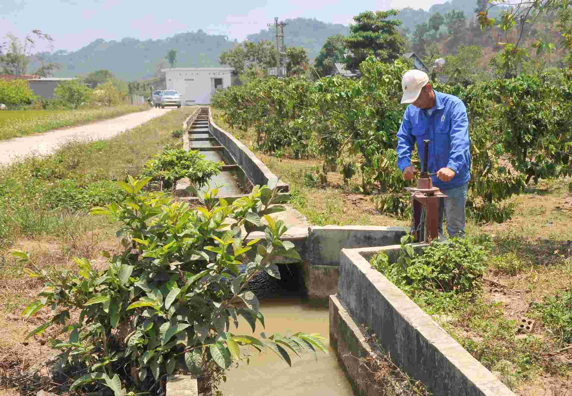 Cơ quan chức năng kiểm tra khả năng vận hành của công trình thủy lợi. Ảnh: Văn Tâm