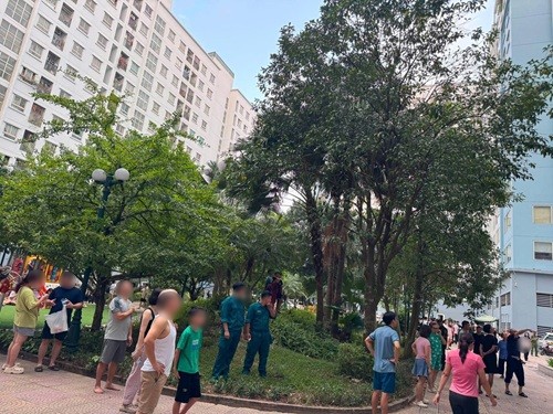 Cháy chung cư ở Hà Nội, cư dân hoảng hốt sơ tán. Ảnh: Hiếu Đình