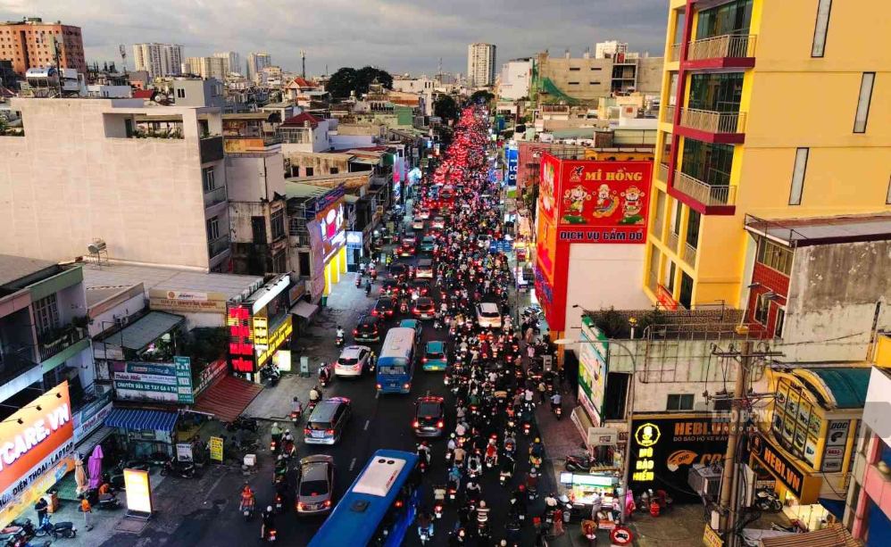 Kẹt xe đường Xô Viết Nghệ Tĩnh đoạn gần nút giao Hàng Xanh năm 2026. Ảnh: Minh Quân